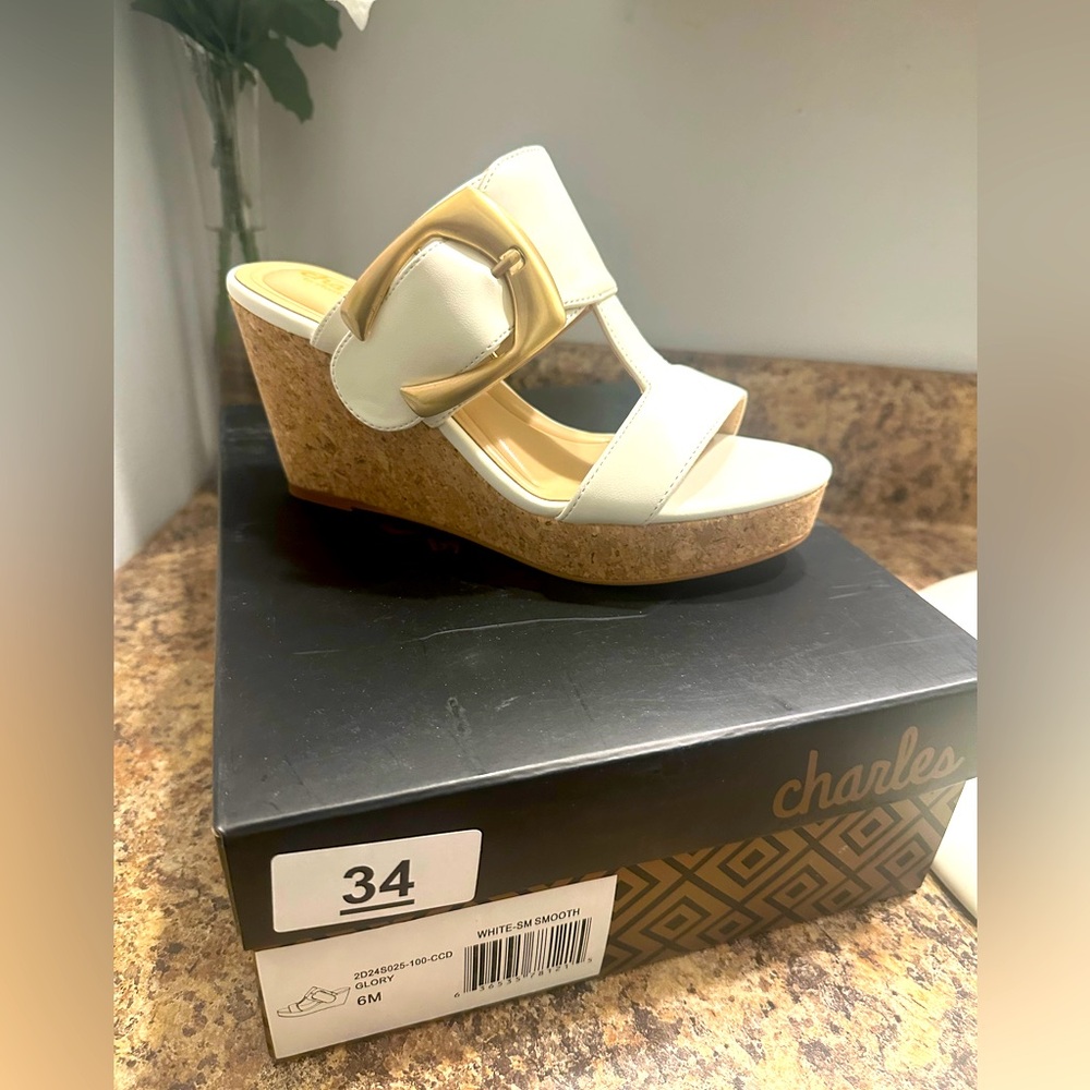 Beautiful sandals women’s 6 brand new! Very comfy wedges